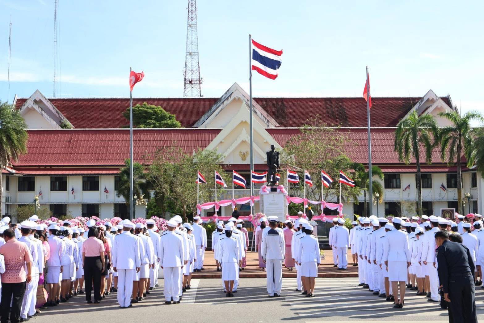 ร่วมพิธีวางพวงมาลาถวายราชสักการะพระบรมราชานุสาวรีย์ พระบาทสมเด็จพระจุลจอมเกล้าเจ้าอยู่หัว เนื่องในวันปิยมหาราช