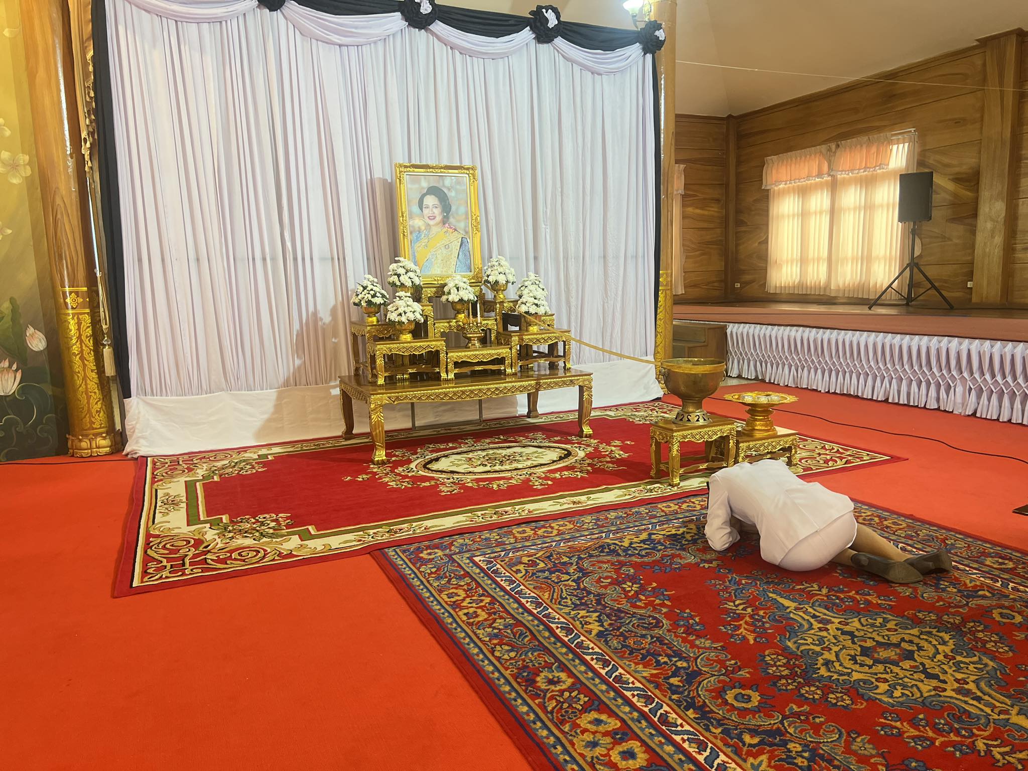 วิทยาลัยสารพัดช่างตราด ร่วมพิธีถวายน้ำสรงพระบรมศพหน้าพระฉายาลักษณ์ สมเด็จพระนางเจ้าสิริกิติ์ พระบรมราชินีนาถ พระบรมราชชนนีพันปีหลวง 