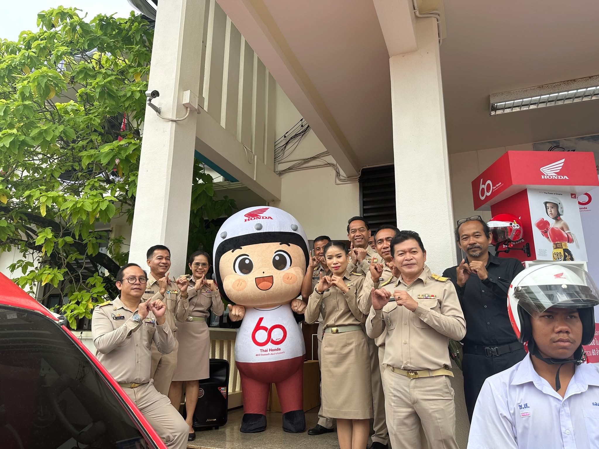 พิธีรับมอบหมวกนิรภัย จากบริษัท ไทยฮอนด้า จำกัด ตามโครงการ 60 ปี ไทยฮอนด้า ขับขี่ปลอดภัย เพื่อสังคมไทยที่ยั่งยืน